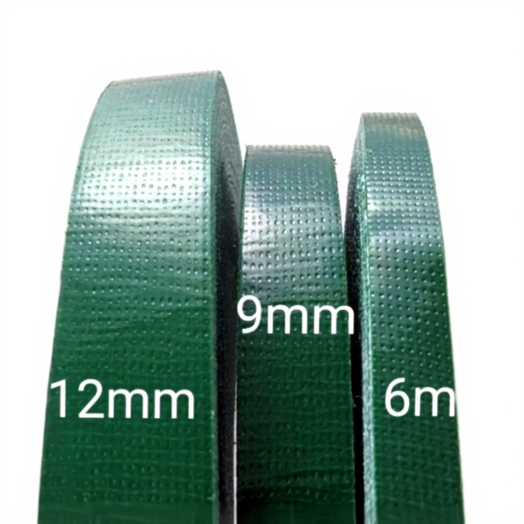 Rouleau de Bande Verte Pot 12mm posé à côté d'un bouquet de fleurs fraîches sur une table d'artisanat