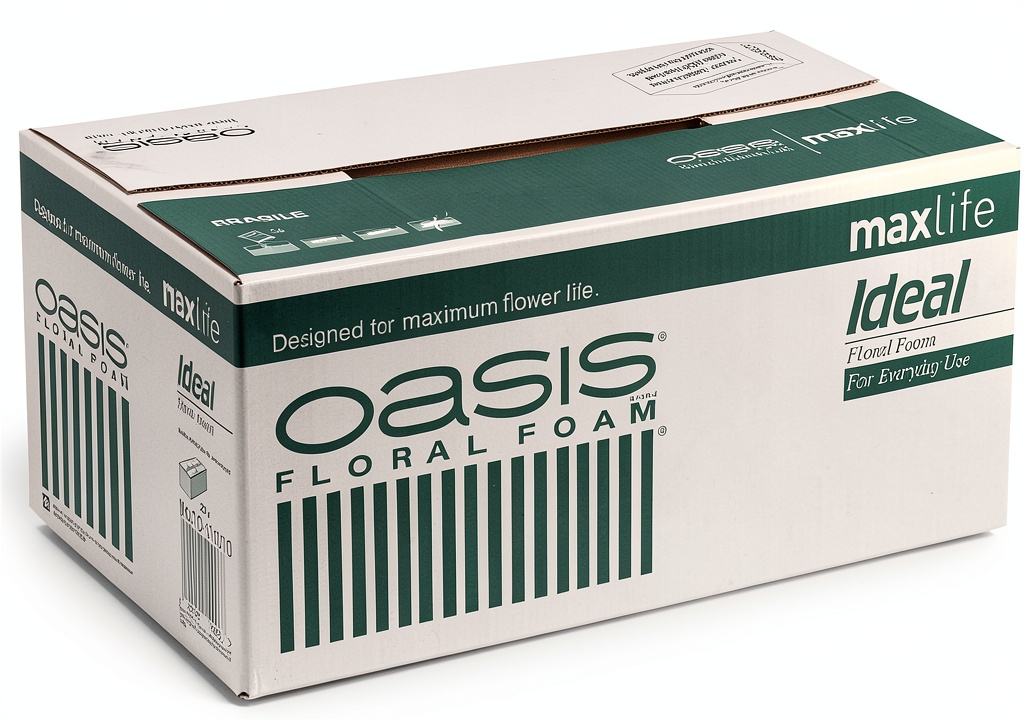 Installation du Pavo Monitor Arm sur un bureau en bois montrant le système de fixation et la gestion des câbles